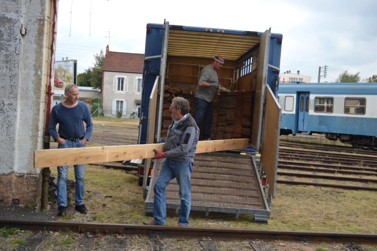 déchargement des planches pour confection des portes